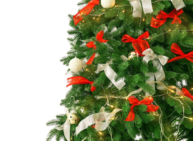 Foto closeup vista da bela árvore de natal decorada em fundo branco
