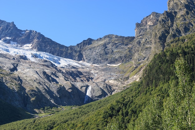 Closeup vista de cenas de montanhas no Parque Nacional de Dombay, Cáucaso, Rússia, Europa. Paisagem de verão e céu azul ensolarado