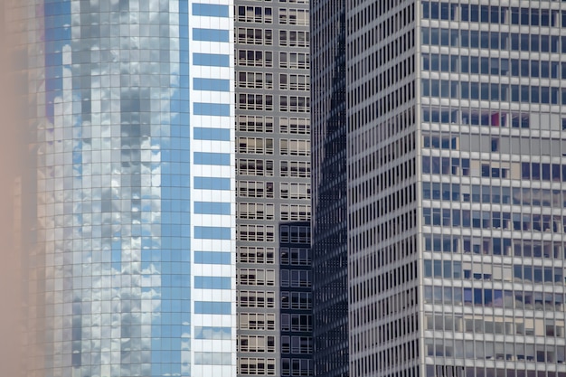 Closeup vista de enormes edifícios e belos arranha-céus na cidade de nova york