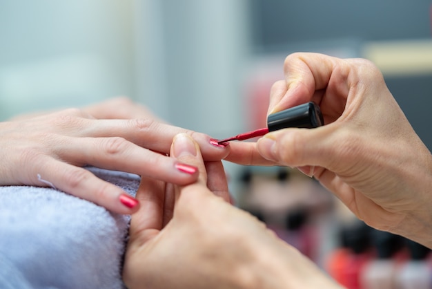 Closeup vista de uma manicure