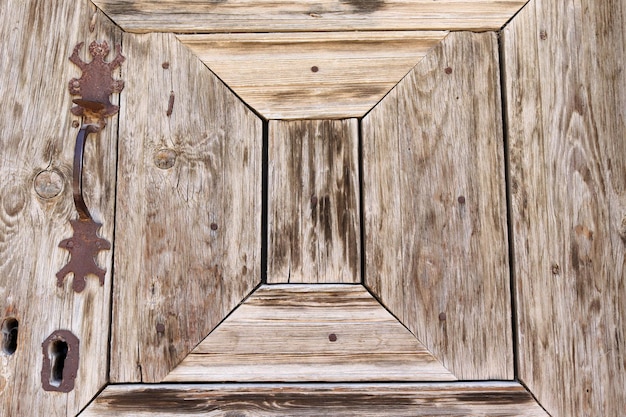 Closeup vista de uma velha porta de madeira