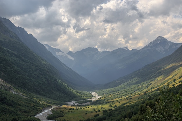 Closeup vista montanhas e cenas de rio no Parque Nacional Dombai, Cáucaso, Rússia, Europa. Paisagem de verão, clima ensolarado, céu azul dramático e dia ensolarado