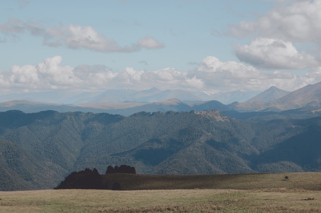 Closeup vista montanhas e cenas de vale no Parque Nacional Dombai, Cáucaso, Rússia, Europa. Paisagem de verão, clima ensolarado, céu azul dramático e dia ensolarado