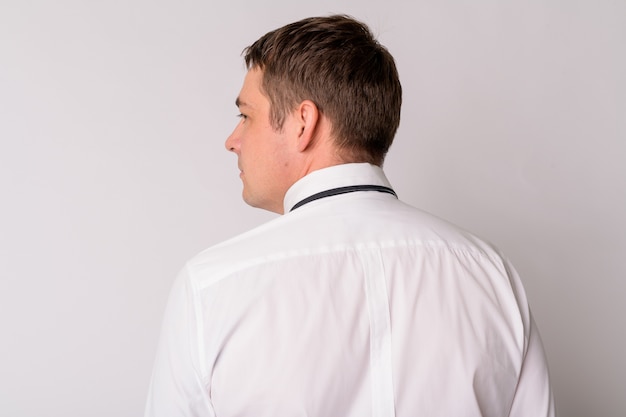 Closeup vista traseira de um empresário bonito olhando por cima do ombro