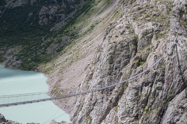 Closeup vista trift bridge no parque nacional suíça, europa. paisagem de verão, tempo ensolarado, céu nublado e dia ensolarado