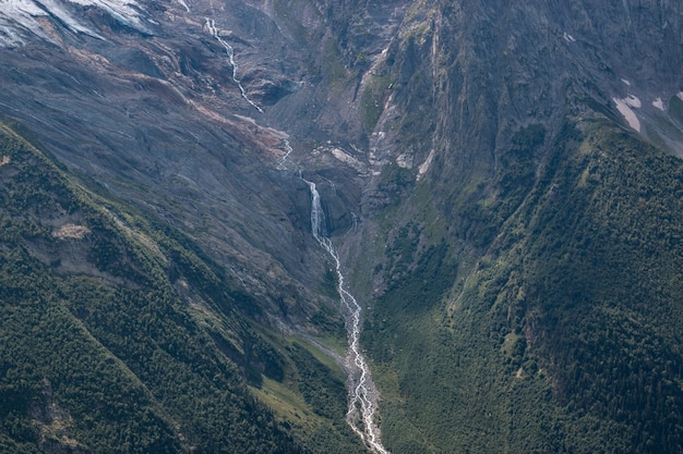 Closeup visualizar cenas de cachoeira nas montanhas, Parque Nacional Dombai, Cáucaso, Rússia, Europa. Paisagem de verão, clima ensolarado e dia ensolarado