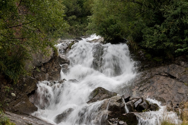 Closeup visualizar cenas de cachoeira nas montanhas, Parque Nacional Dombai, Cáucaso, Rússia, Europa. Paisagem de verão, clima ensolarado e dia ensolarado