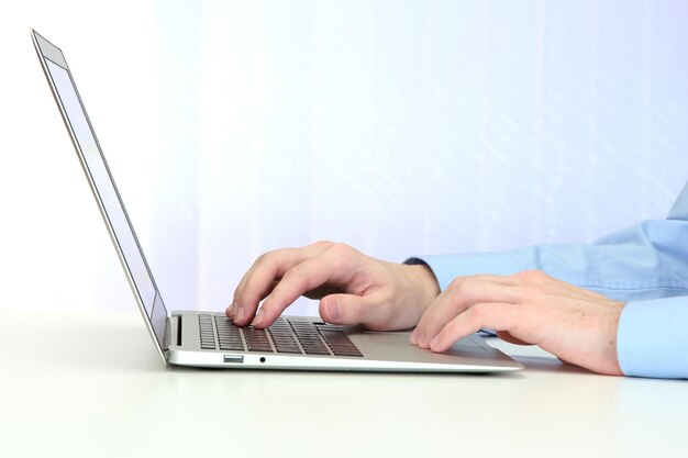 Closeup von Geschäftsmann Hände Eingabe auf Laptop-Computer