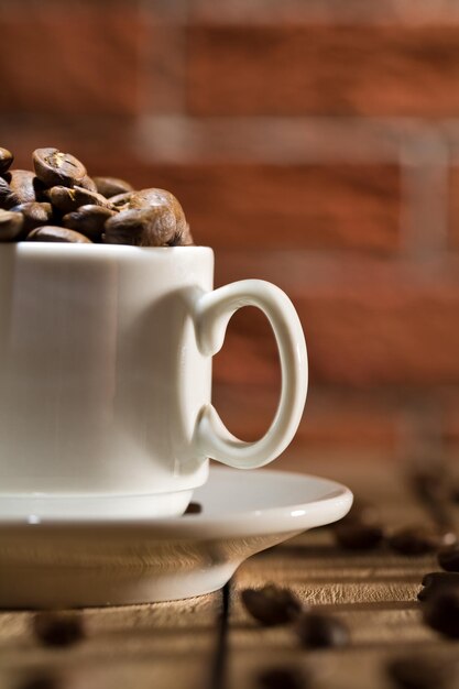 Closeup xícara de café com feijão