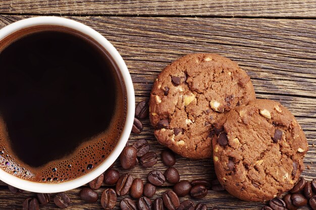 Closeup xícara de café quente e biscoitos de chocolate com nozes