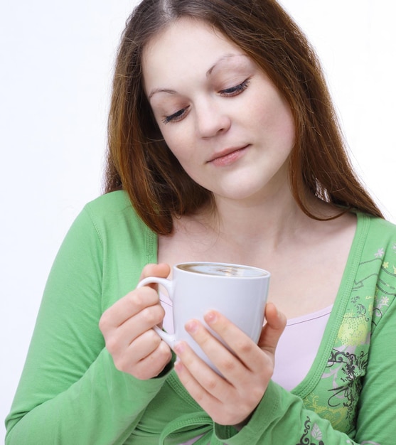 Closeupa mujer joven con una taza de té