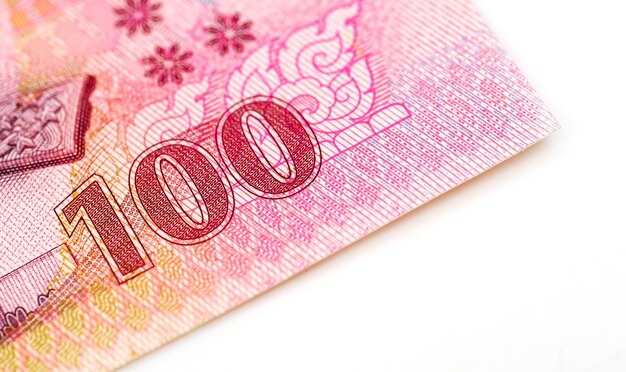 CloseUpCem notas de baht em um fundo branco Notas de banco tailandesas negócio de dinheiro tailandês