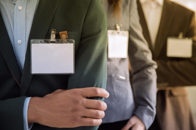 Closeupgroup de gente de negocios con insignias en blanco