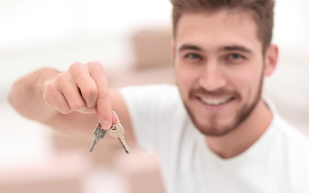 Closeuphappy der Mann mit den Schlüsseln zu neuen Wohnungen