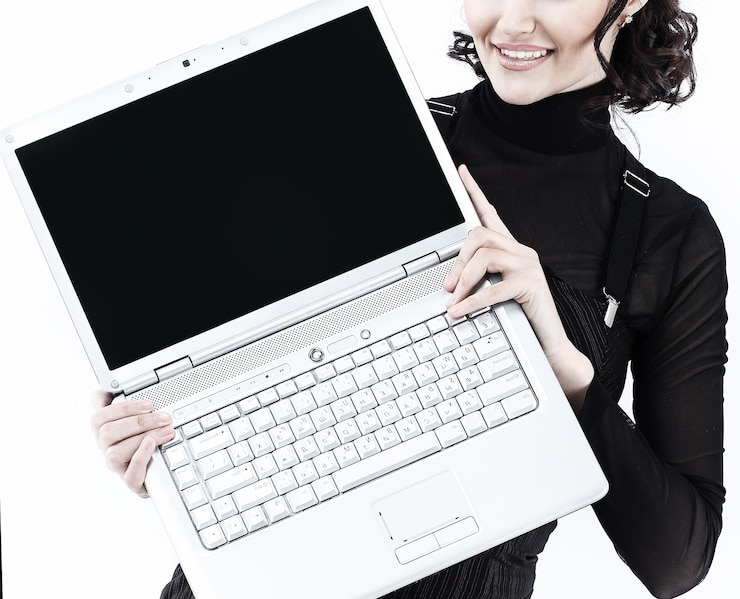 Foto closeupmodern mujer de negocios mostrando un portátil aislado en blanco