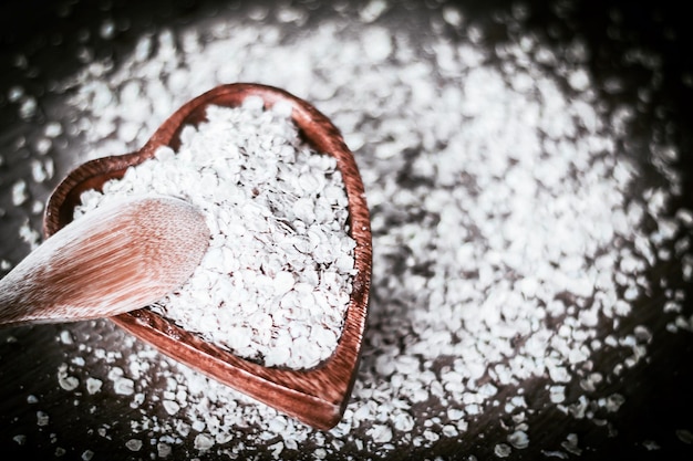 Closeupmuesli mit Kleie auf einem Holztisch