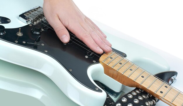 Closeupthe mano del músico acariciando las cuerdas de una guitarra