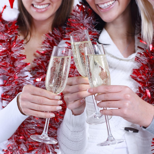 Closeuptrês mulheres jovens com taças de champanhe