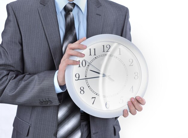 Closeupyoung empresario sosteniendo un reloj aislado en blanco
