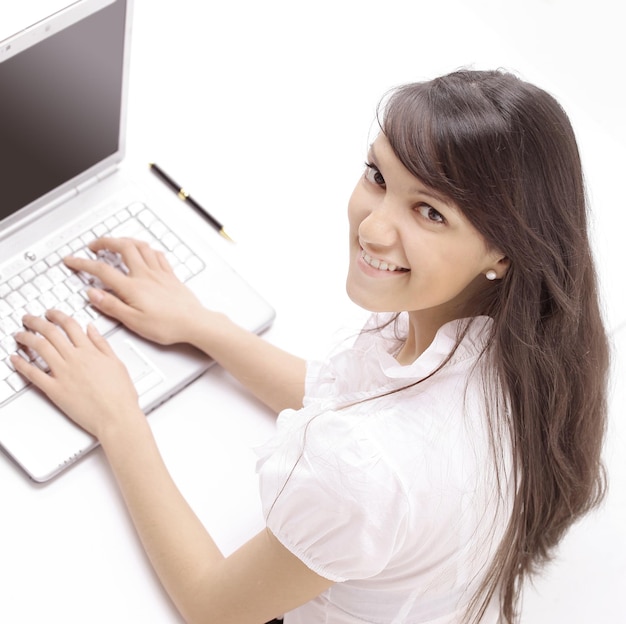 Closeupyoung mujer trabajando en la computadora portátil la vista desde la parte superior