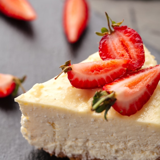 Closup en rebanada de tarta de queso cuajada decorada con fresas