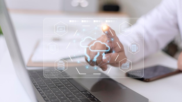 Cloud-Computertechnologie und Online-Speicherung für Ideen für Computergeschäftsnetzwerke, die mit Internet-Serverdiensten für die Cloud-Übertragung verbunden sind, die im zukünftigen Netzwerk der Daten gezeigt werden