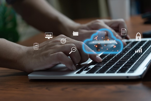Cloud-Computing-Digitaltechnologie Internet-Speichernetzwerk Big-Data-System onlineHand mit virtuellem Laptop-Symbol