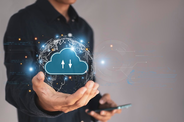 Cloud-Computing in der Cloud-Technologie Speicherung in der Hand Netzwerk und Internet-Dienstkonzept angezeigt