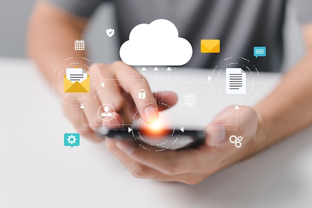 Cloud Computing ist ein Netzwerk aus Smartphones und Online-Geräten, die Informationen und Daten in eine Datenbank mit einem Geschäftssymbol hochladen