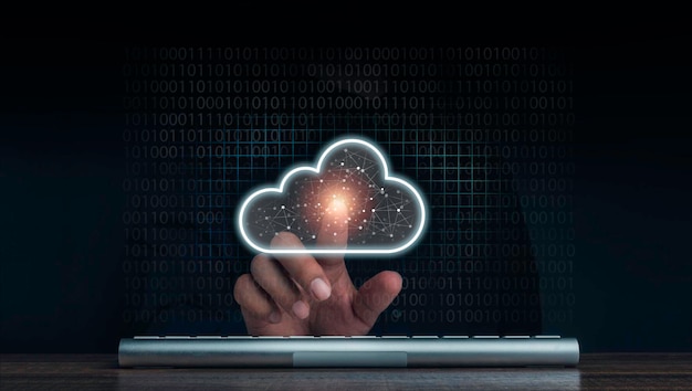 Cloud-Computing-Technologiekonzept. Das virtuelle Cloud-Symbol erschien, während der Mann mit dem Finger und dem Tastaturcomputer mit Netzwerk und Codierung auf dunklem Hintergrund zeigte. Technologiedienst für Netzwerkdatenspeicherung.