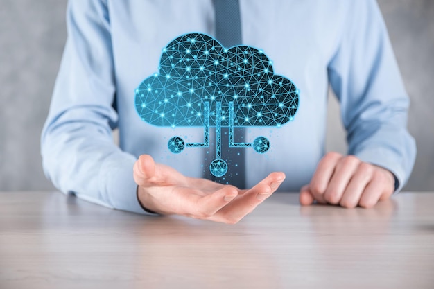 Cloud-Technologie. Polygonales Wireframe-Cloud-Storage-Schild mit Datenerfassungssymbol auf dunkelblauem. Cloud-Computing, großes Rechenzentrum, zukünftige Infrastruktur, digitales AI-Konzept. Virtuelles Hosting-Symbol