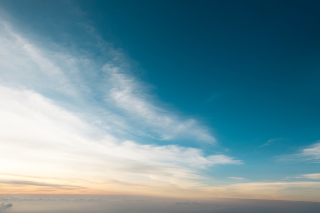 Clouds Cirrostratus ou Fluffy cirrus clouds no céu azul azul.