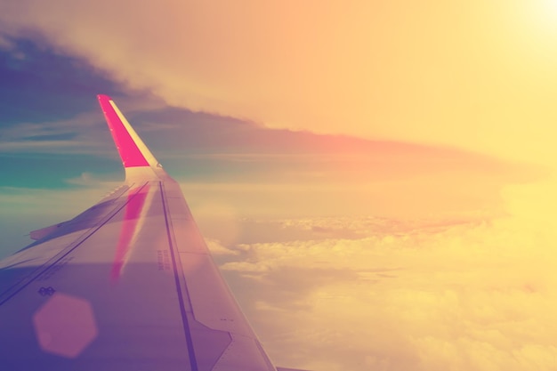 Cloudscape aéreo desde el tablero del avión con el plano principal