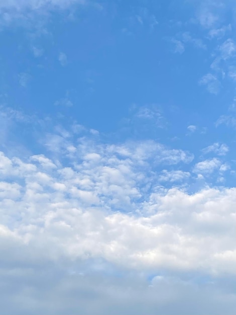 Cloudscape auf Hintergrund des blauen Himmels