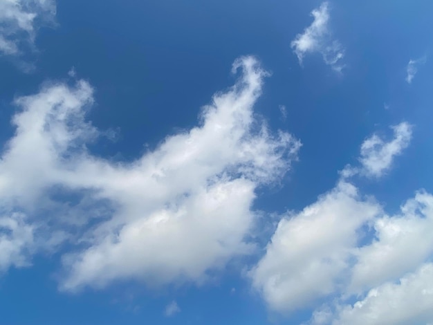 Cloudscape branco no fundo do céu azul