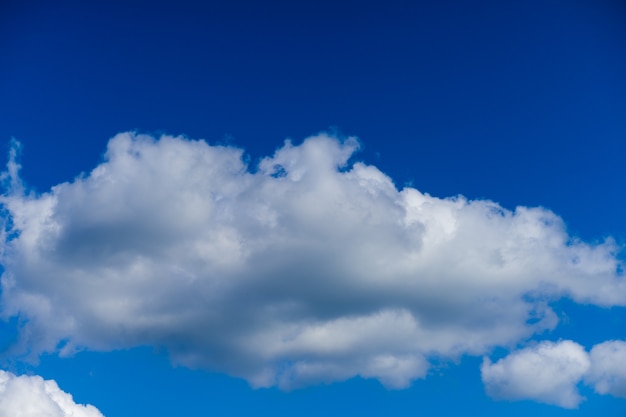 Cloudscape. Céu azul e nuvem branca. Dia ensolarado. Nuvens cumulus. - imagem