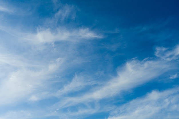 Cloudscape. céu azul e nuvem branca. dia ensolarado. nuvens spindrift.