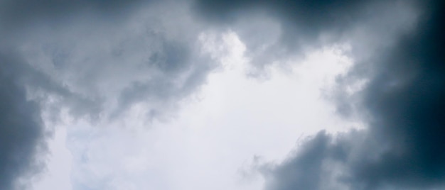 Cloudscape Céu claro azul e nuvens brancas amplo panorama O vasto céu azul e céu de nuvens