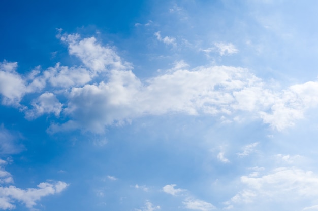 Cloudscape. Cielo azul y nube blanca. Día soleado. Nubes cúmulos. - imagen