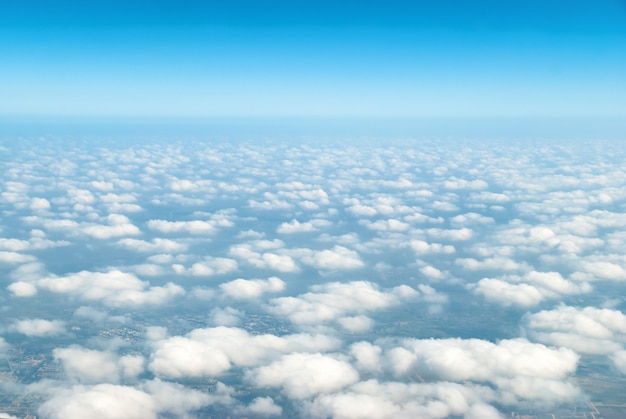 Cloudscape con cielo azul y nubes blancas.