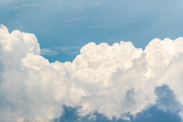 Cloudscape con cielo azul y nubes blancas