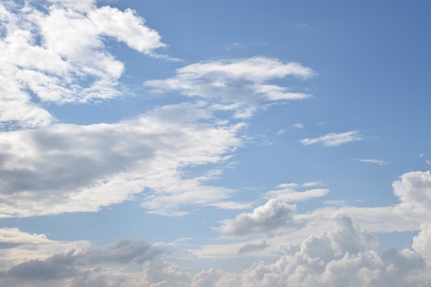 Cloudscape con cielo azul y nubes blancas