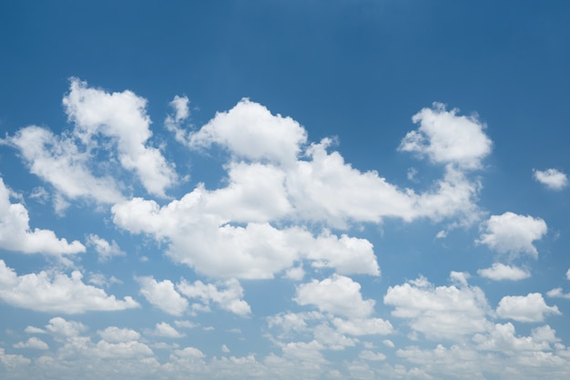 Cloudscape en el cielo azul