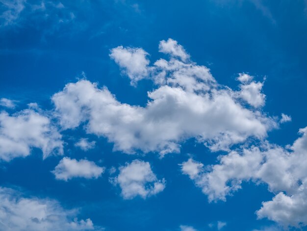 Cloudscape con cielo azul