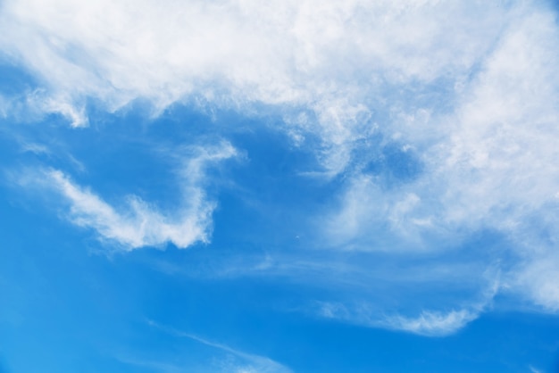 Foto cloudscape cirrostratus o mullido cirros en el cielo azul