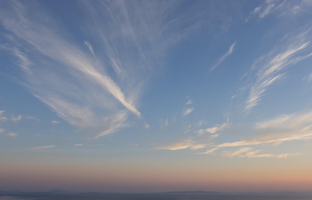 Cloudscape durante un colorido atardecer o amanecer