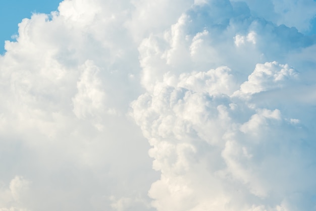 Cloudscape com céu azul e nuvens brancas