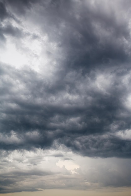 Foto cloudscape com nuvens escuras de tempestade