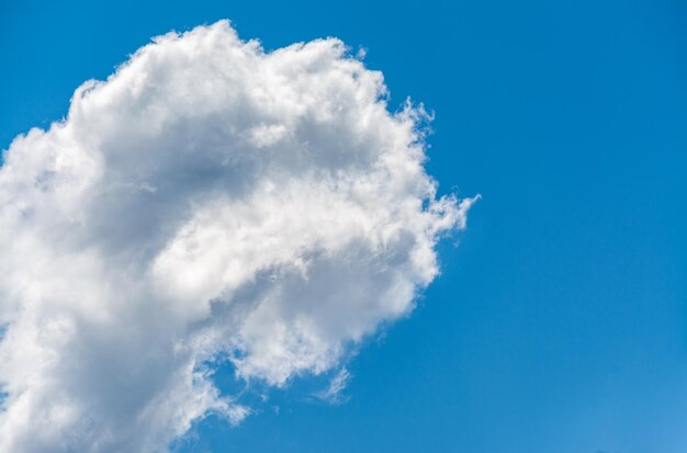 Cloudscape en un día soleado de primavera