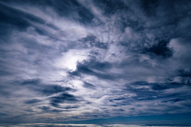 Cloudscape dramático con nubes de luz que cubren todo el marco en un patrón extraño